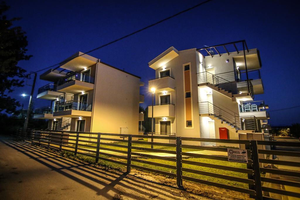 Ofrynio Deluxe Apartments Ofrinion Bagian luar foto